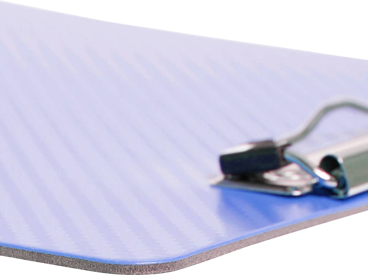 Ein blauer Klemmbrett-Ausschnitt aus Kunststoff mit silberner Klemme. Links unten ist der Rand des Klemmbretts leicht abgerundet.