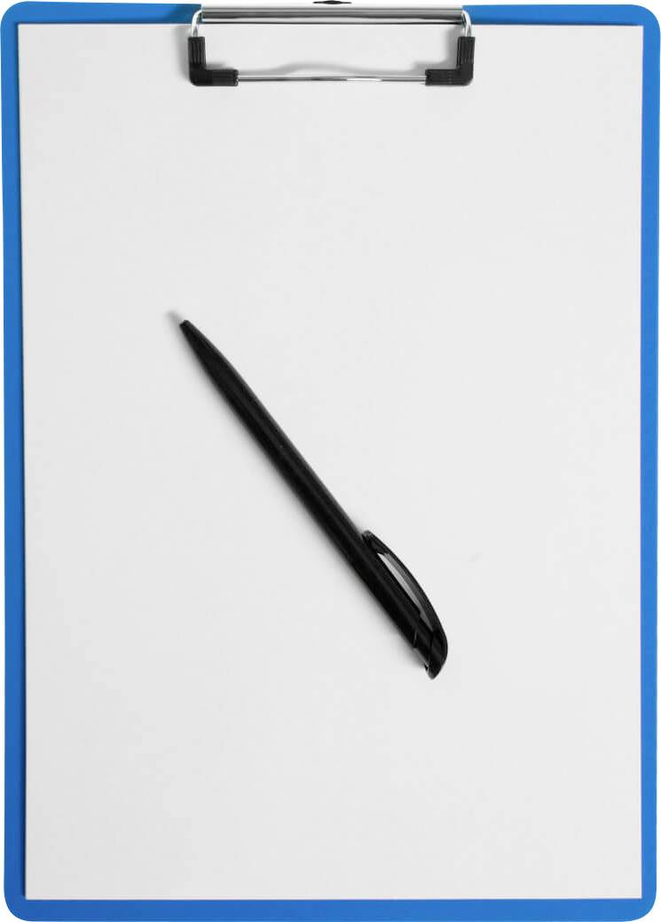Ein blauer Klemmbrett mit weißem Papier, darauf liegt ein schwarzer Kugelschreiber schräg zur Seite.