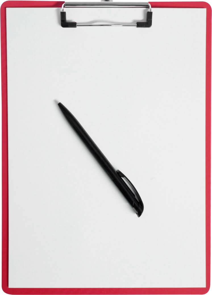 Ein schwarzer Stift liegt schräg auf einem weißen Klemmbrett mit rotem Rand.