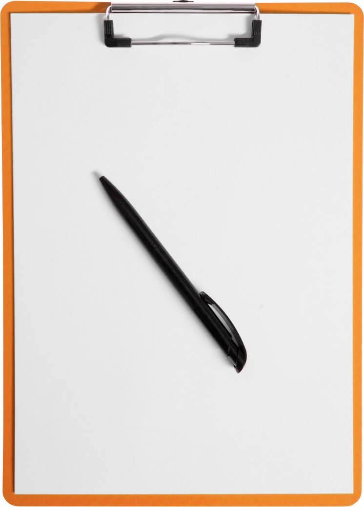 Klemmbrett mit orangefarbenem Rand und leerem weißen Papier darauf, ein schwarzer Stift liegt diagonal über dem Papier.