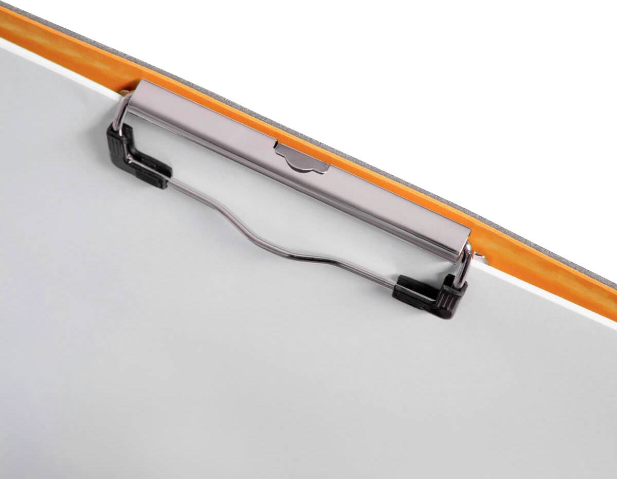 Klemmbrett mit orangenem Rand. Klammer zur sicheren Befestigung von Papierblättern. Ideal für Büroarbeiten oder Notizen.