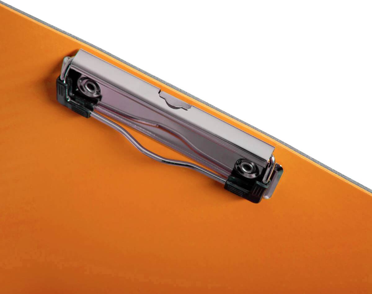 Eine orange Klemmbrett-Klemme aus Metall und Kunststoff, die schräg fotografiert wurde. Sie dient zum Befestigen von Papier.