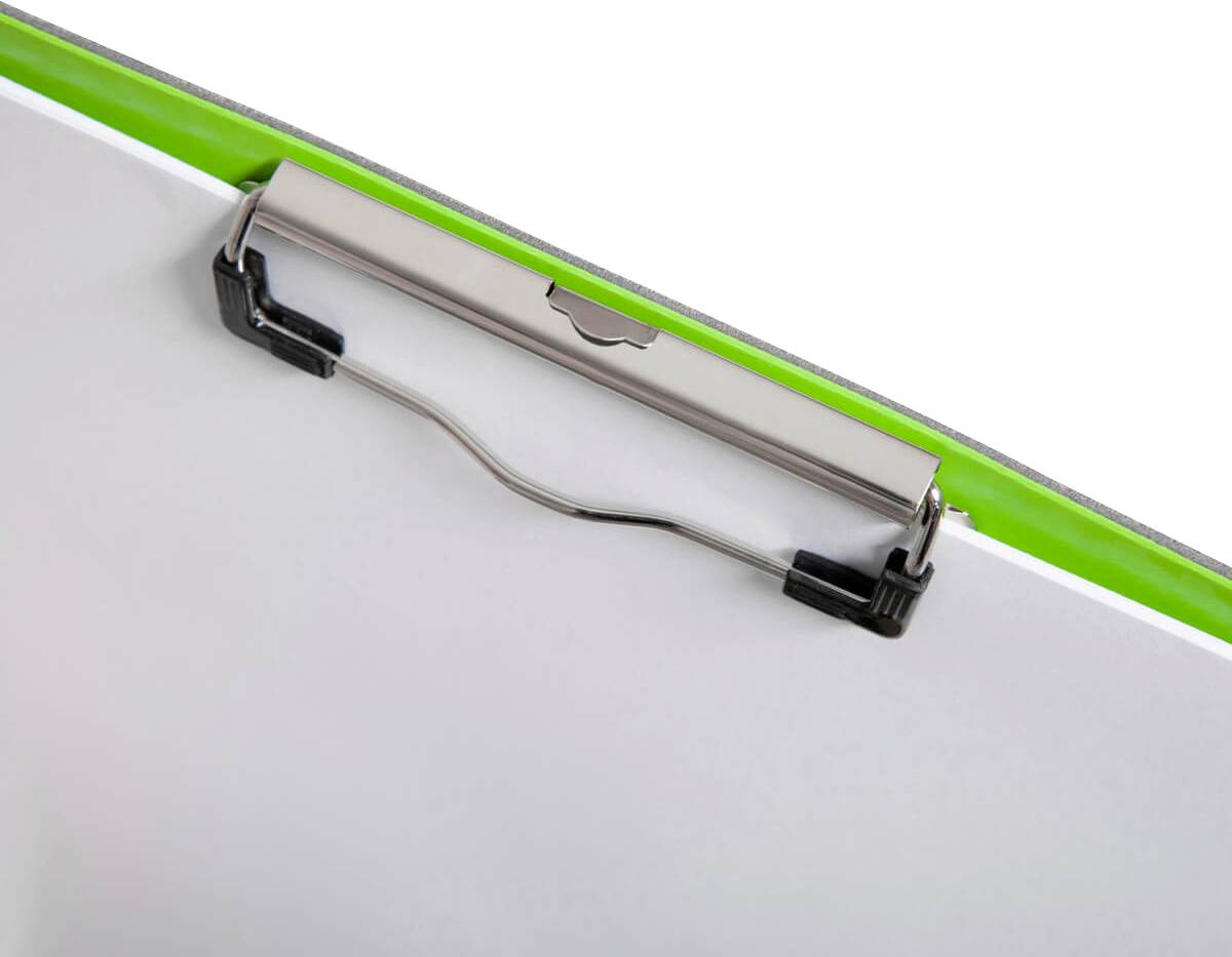 Grünes Klemmbrett mit silbernem Metallclip, das leeres weißes Papier hält.