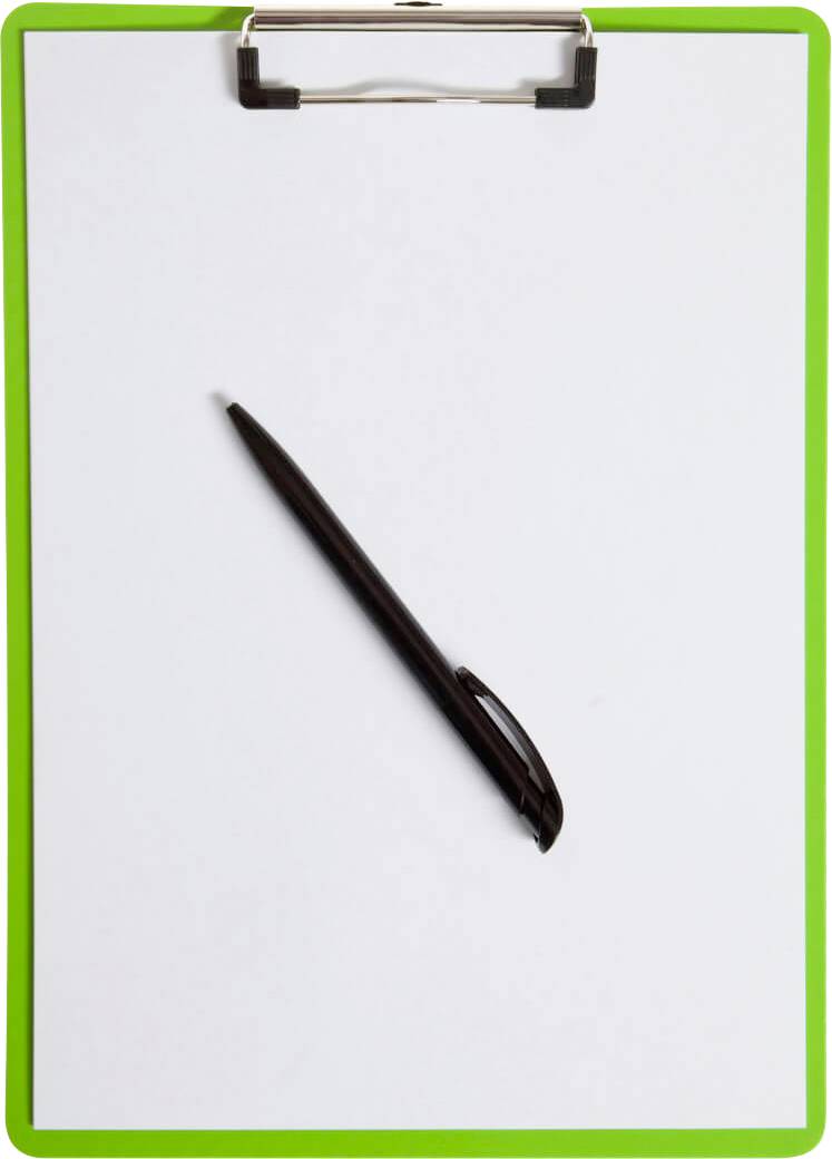 Klemmbrett mit grünem Rahmen und leerem weißen Papier. Auf dem Papier liegt ein schwarzer Kugelschreiber diagonal nach unten.