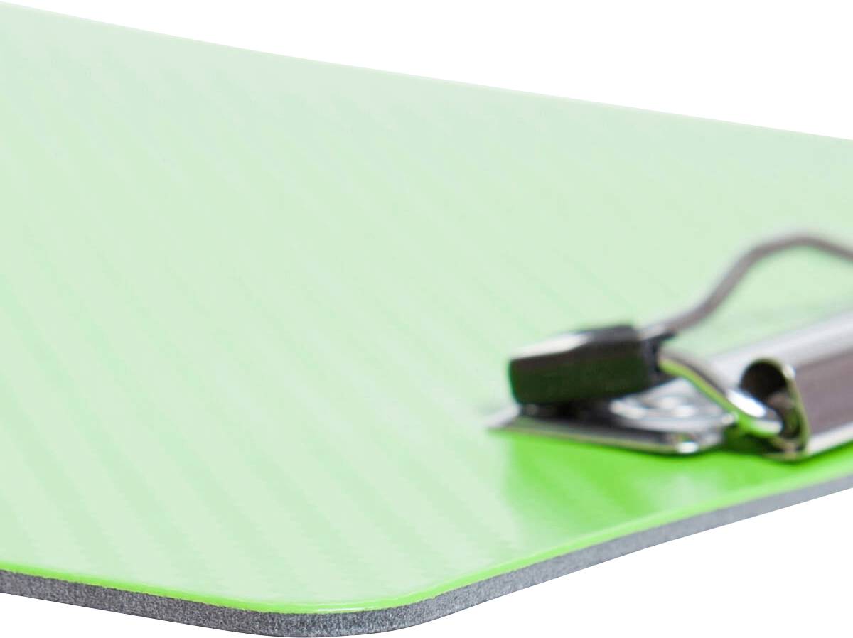 Eine grüne Klemmbrett-Ecke aus Kunststoff mit silberner Metallklammer, leicht angewinkelt dargestellt.