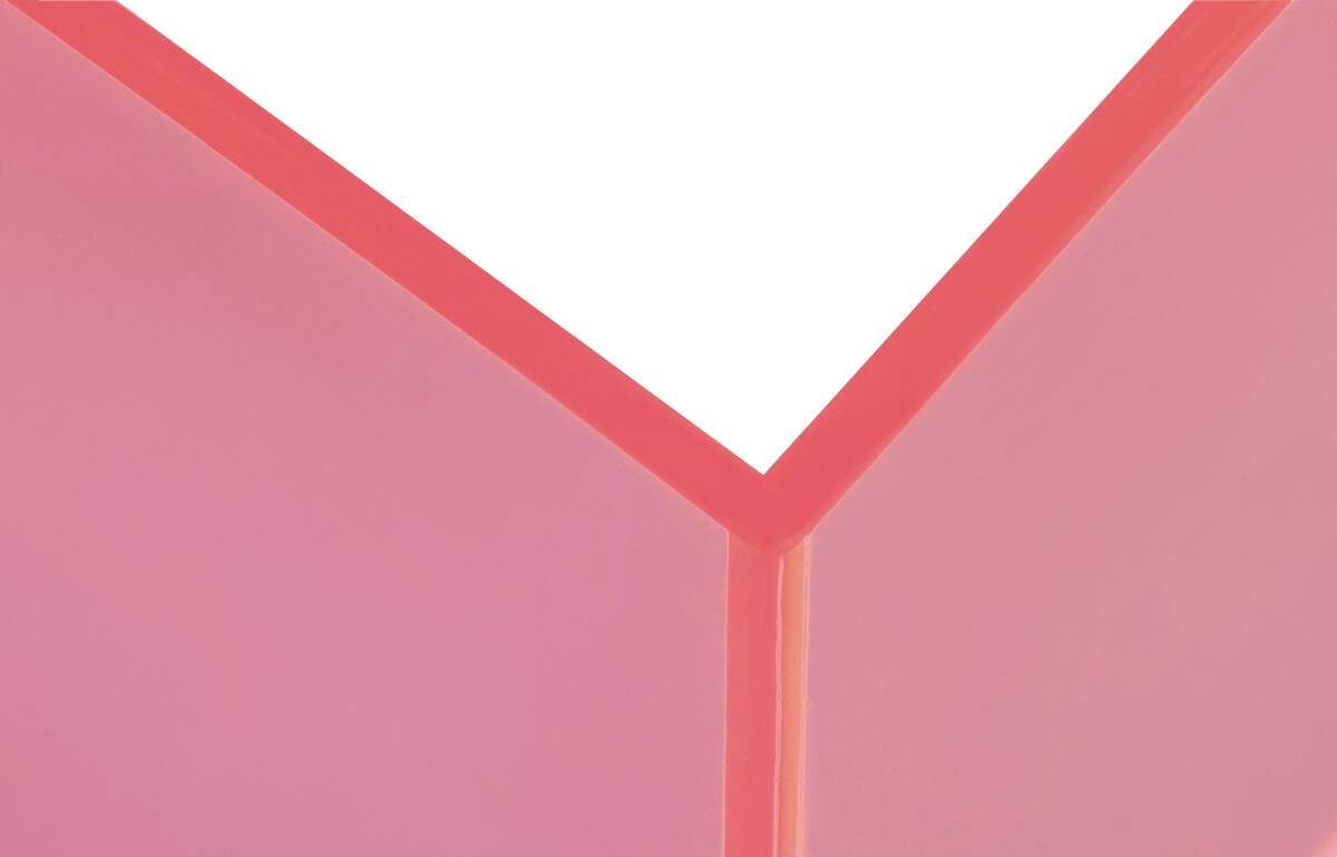 Ein rosa gebogener Pfeil zeigt nach oben. Der Hintergrund ist komplett weiß.
