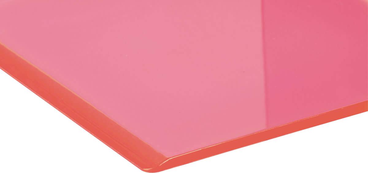 Rosa Acrylplatte, glänzend und rechteckig, zeigt eine Ecke. Oberfläche reflektiert Licht und wirkt glatt.