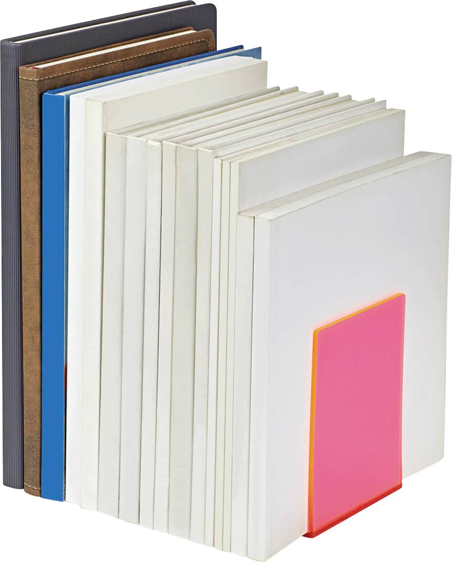 Mehrere Bücher aufrecht zwischen Buchstützen aufgestellt. Die rechte Buchstütze ist neongelb, die linke nicht sichtbar.