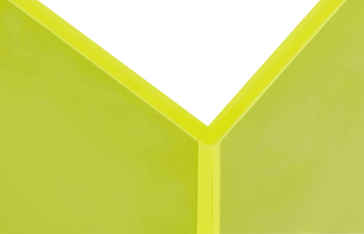 Ein gelbes geometrisches Design, das ein V formt, in Nahaufnahme.