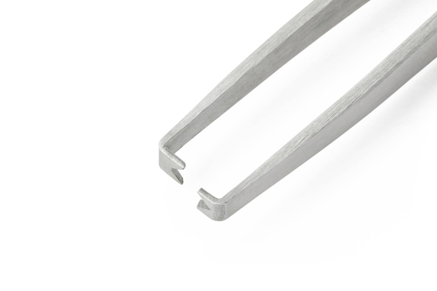 Metallpinzette mit feiner Spitze, geeignet zum Präzisionsgreifen kleiner Objekte.