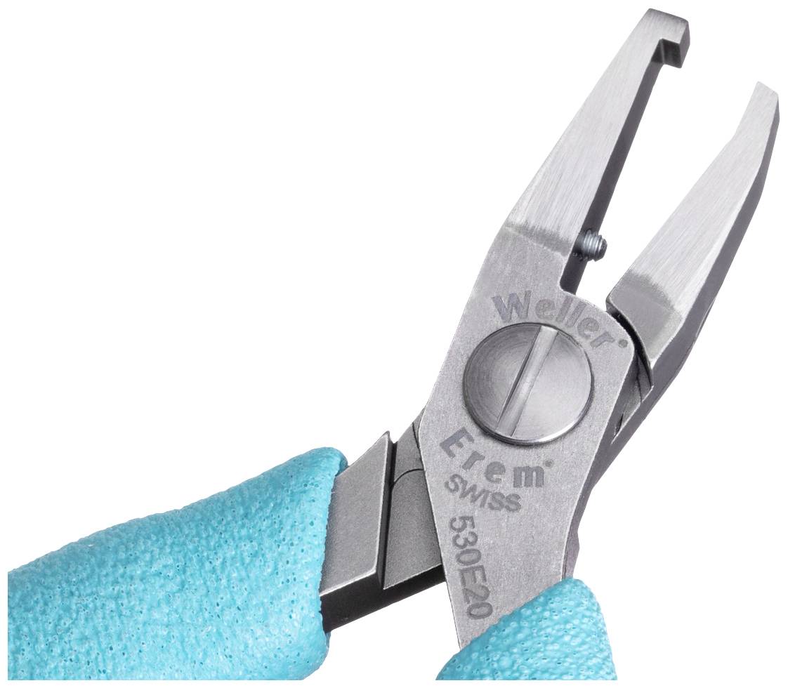 Eine Metallzange mit gebogenen Spitzen, die von einer Person mit blauem Handschuh gehalten wird. Auf der Zange sind die Worte 'Weller Erem' sichtbar.
