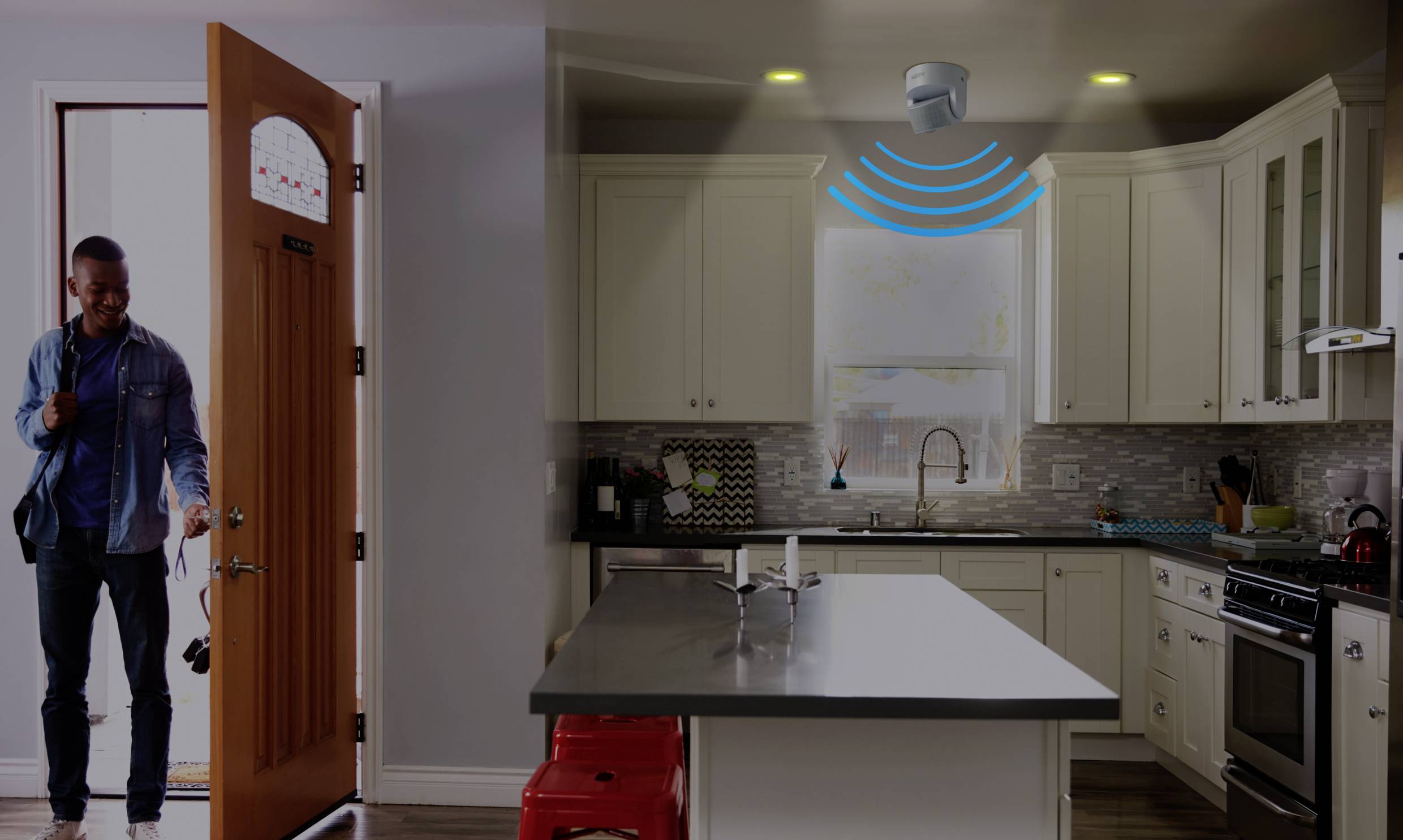 Mann betritt Küche mit offenem Türsensor über Fenster, der Bewegungen erkennt. Küche ist modern mit weißen Schränken.