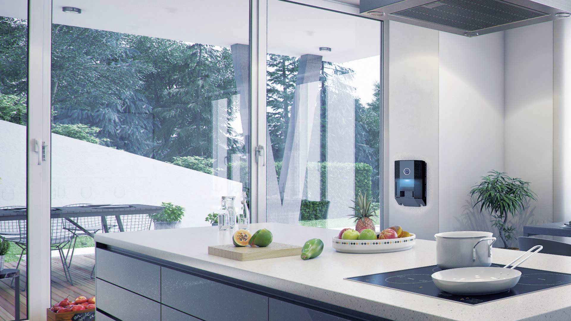 Moderne Küche mit Kochfeld und Topf, Frucht auf Schneidebrett. Glasfenster öffnen sich zur Terrasse mit Gartenblick. Helle, geräumige Atmosphäre.