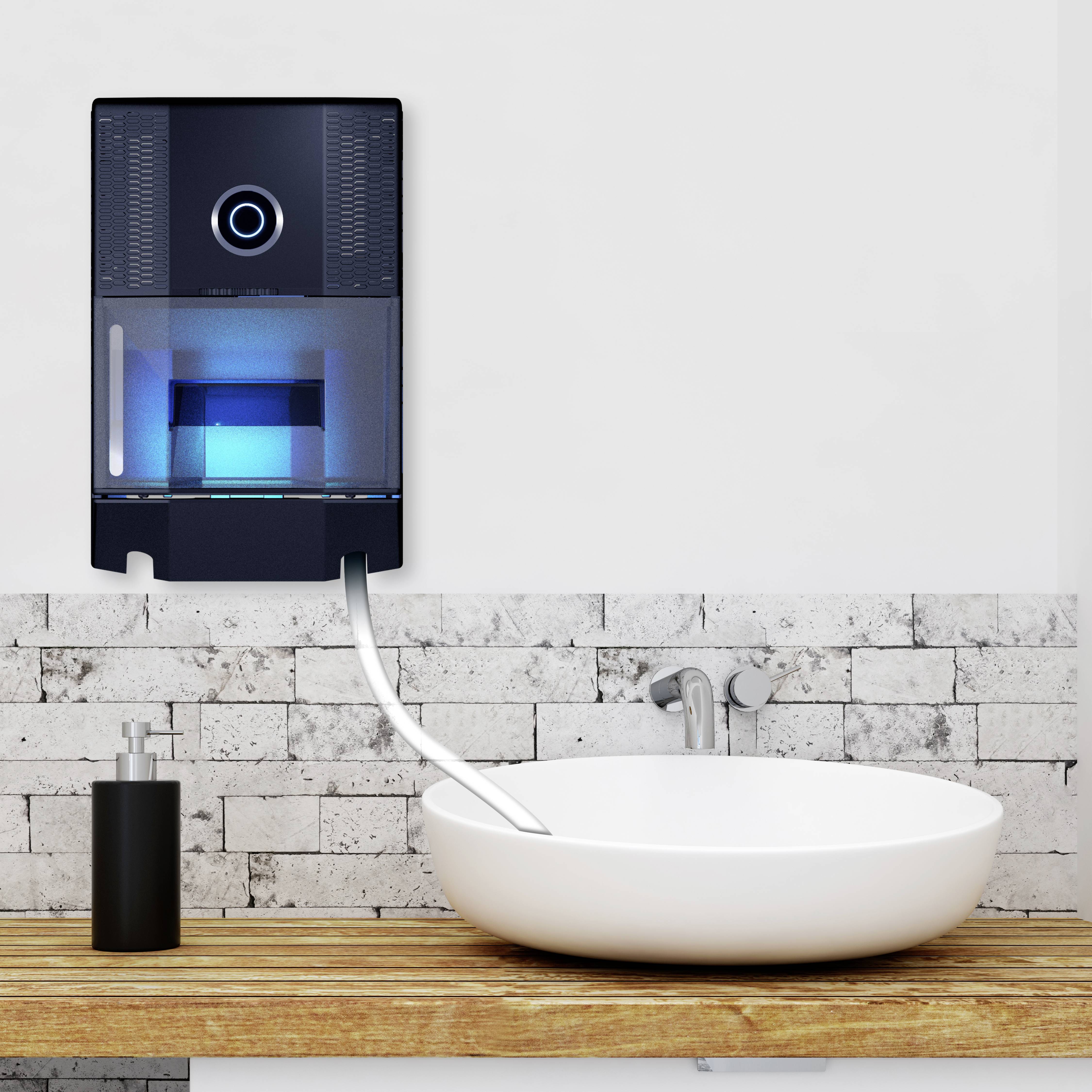 Schwarzer Seifenspender an weißer Wand über Steinfliesen und Waschbecken, mit einem Schlauch verbunden. Moderne Badezimmerästhetik.