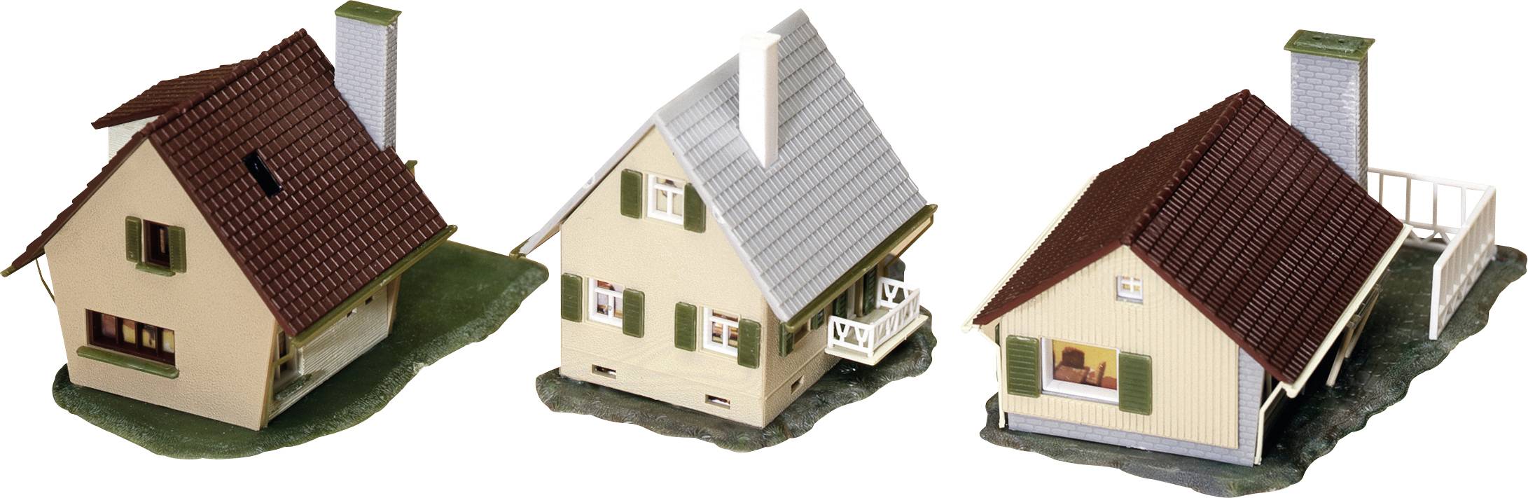 Drei Miniaturmodelle von Häusern mit unterschiedlichen Dächern und Fassaden. Jedes Haus steht auf einer kleinen, grasbewachsenen Basis.