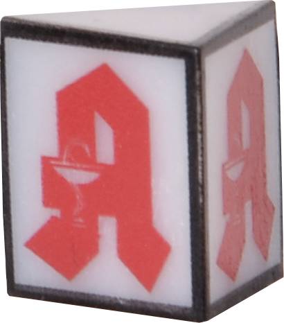 Der Würfel zeigt das rote Apotheken-Logo auf weißem Hintergrund, dreidimensional dargestellt auf jeder Seite.