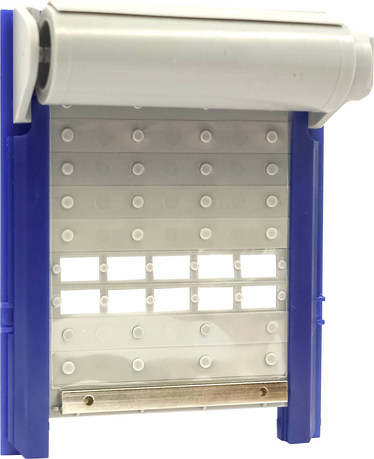 Ein geöffnetes weiß-blaues Rollladenfenster mit einer Sichtbarriere aus Platten, das in einer hellen Umgebung hängt.