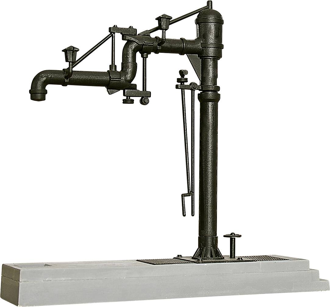 Historische Wasserpumpe aus schwarzem Metall, auf einem grauen Sockel montiert, mit Hebel und Ausgussrohr, vermutlich für Dampflokomotiven.