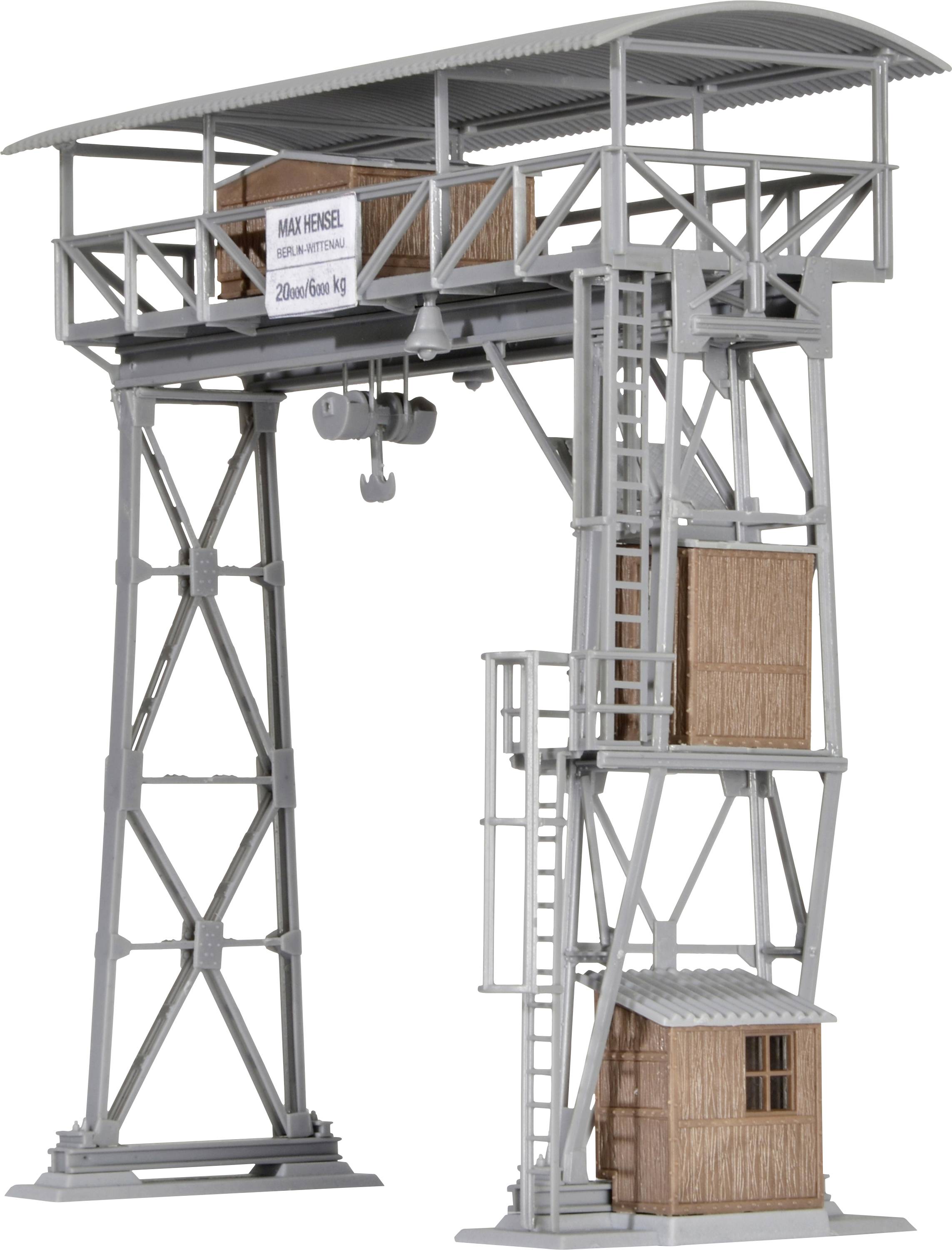 Ein grauer Modellbaukran aus Metall und Holz mit einem beschrifteten Schild. Der Kran hat eine Leiter, ein Kabel und eine Holzkiste.