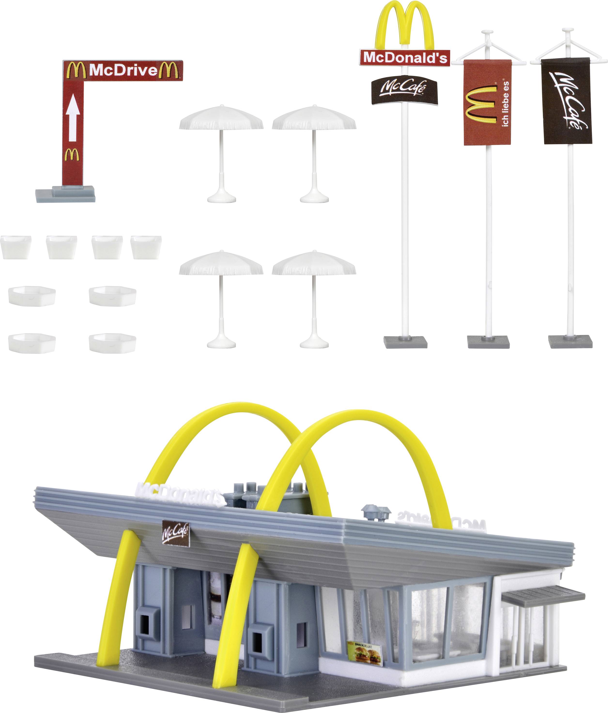 Modell eines Fast-Food-Restaurants mit gelben Bögen, McDonald's- und McCafé-Logos, Sonnenschirmen, Masten und Stühlen.