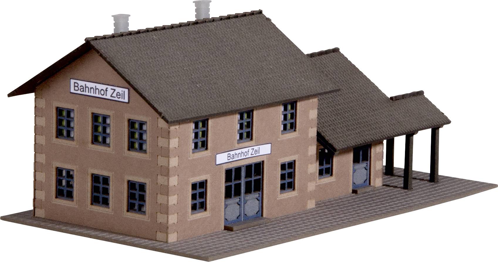 Ein Modell eines Gebäudes mit dem Schriftzug 'Bahnhof Zeil'. Rechteckige Form mit zwei Schornsteinen und mehreren Fenstern.