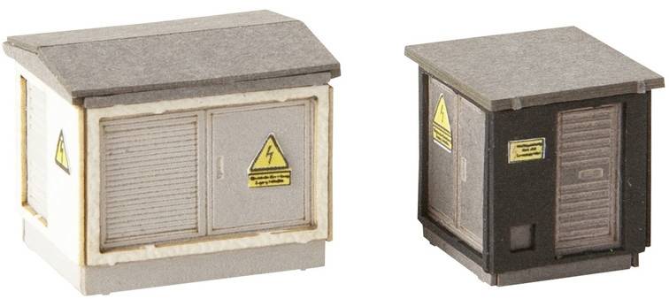 Zwei Miniatur-Transformatorstationen, eine mit gelblich-weißen Wänden, die andere mit dunklen, beide mit Warnhinweisen für elektrische Spannung.