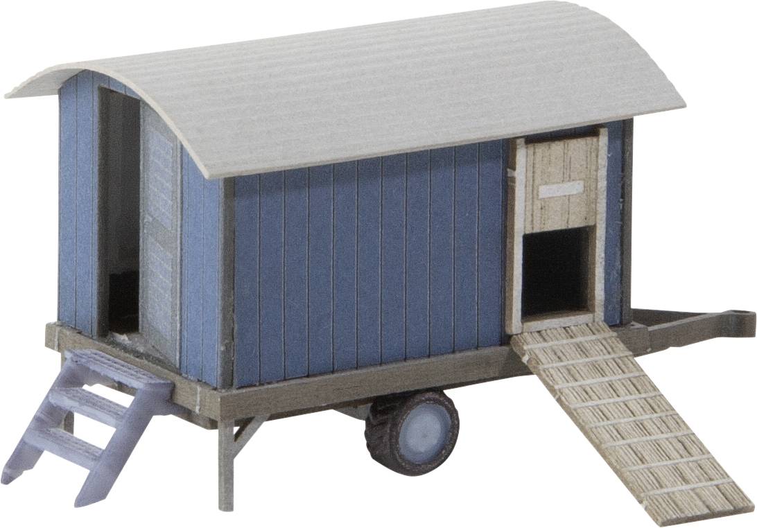 Ein blauer Hühnerwagen mit gewölbtem Dach, einer Leiter links und einer Rampe rechts. Der Wagen steht auf Rädern.