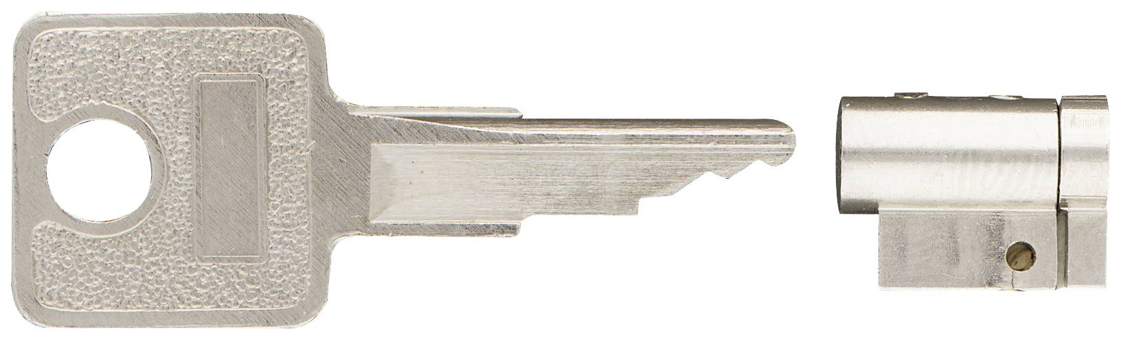 Schlüssel und Schlosszylinder aus Metall, nebeneinander liegend, auf weißem Hintergrund.