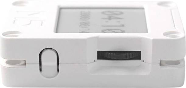 Kleines weißes elektronisches Gerät mit einem runden schwarzen Knopf an der Seite, vermutlich ein Modulteil, abgebildet in Nahaufnahme.