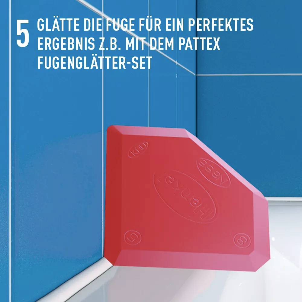 Das Bild zeigt eine rote Fugenglätter-Werkzeug auf blauer Kachelwand mit dem Text 'Glätte die Fuge für ein perfektes Ergebnis'.