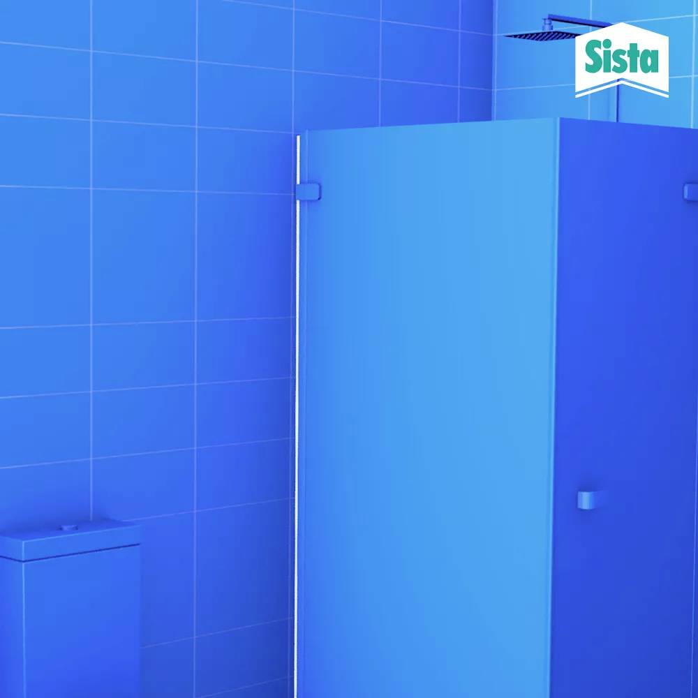 Blaues Badezimmer mit Dusche, Fliesenkachelwand und einem Mülleimer. Oben rechts ist ein 'Sista'-Logo sichtbar.