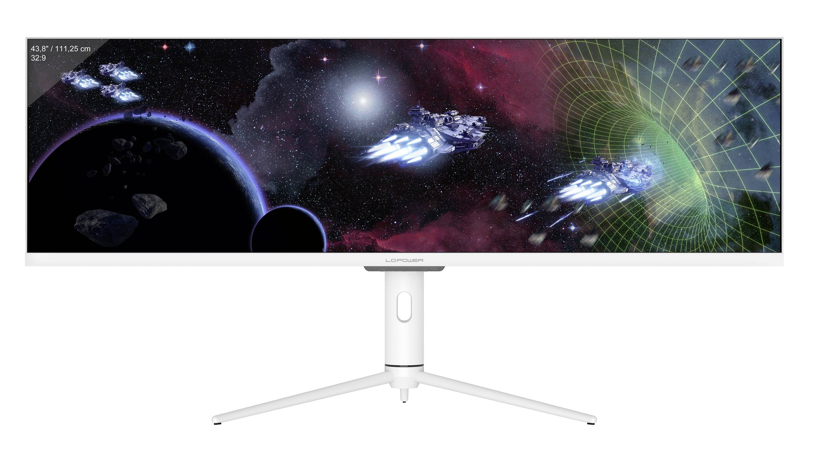 Ein ultrabreiter Monitor zeigt ein Weltraumspiel mit Raumschiffen, Planeten und einem digitalen Gitterhorizont im Hintergrund.