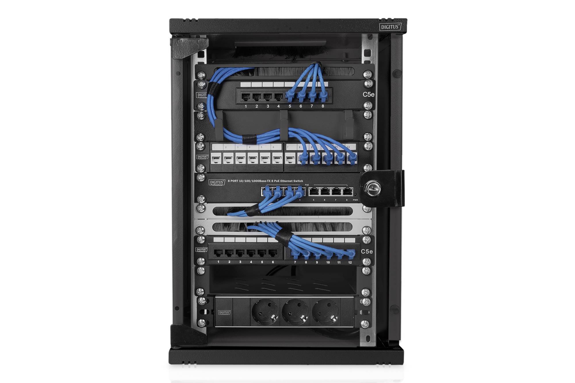 Ein Rack-Schrank mit Netzwerkgeräten und blauen Kabelverbindungen. Hauptsächlich Router und Verteiler für Netzwerkverbindungen.