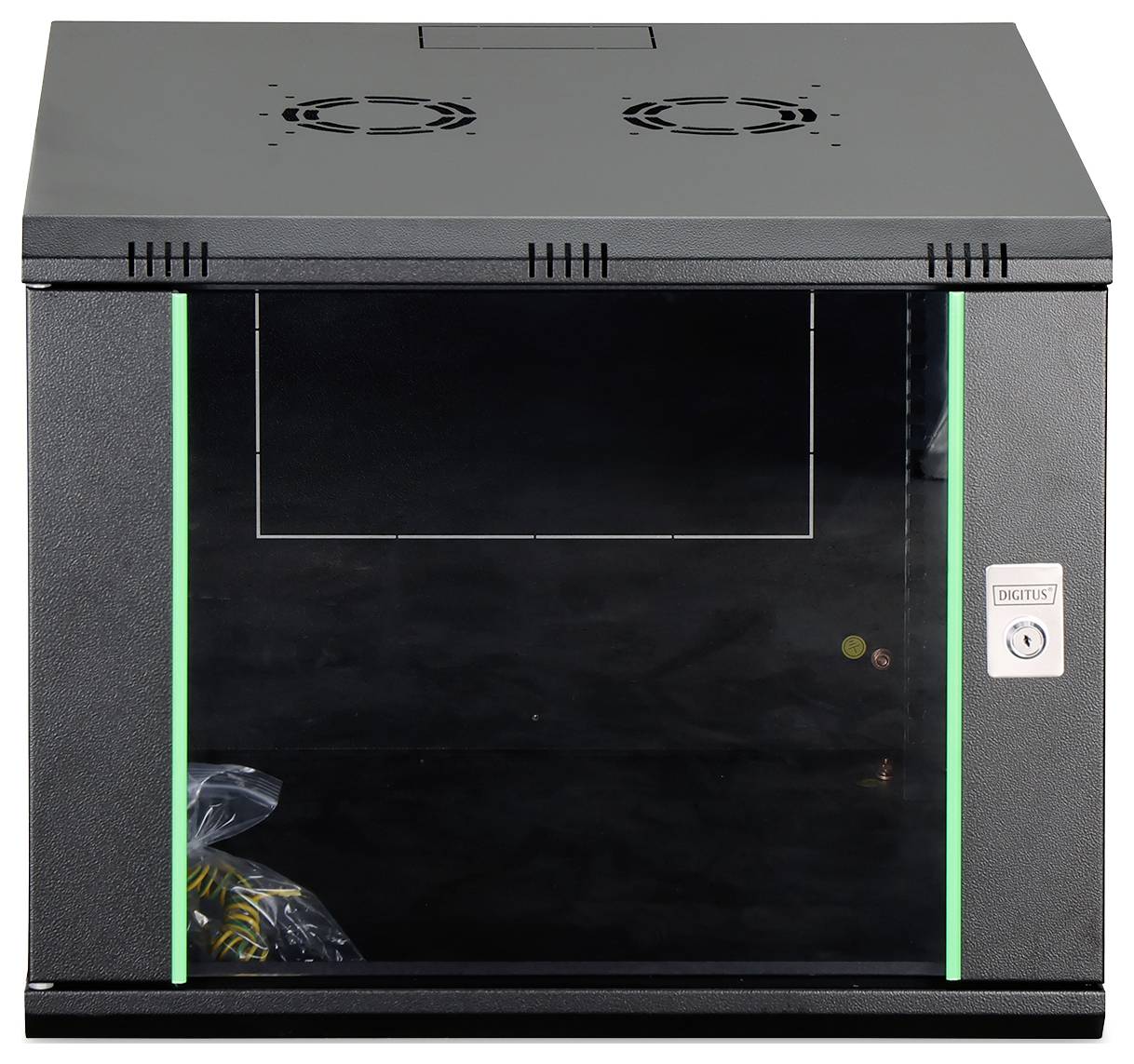 Ein schwarzes, wandmontiertes Serverrack mit einer transparenten Tür und Schlössern, ausgestattet mit grüner LED-Beleuchtung entlang der Kanten.