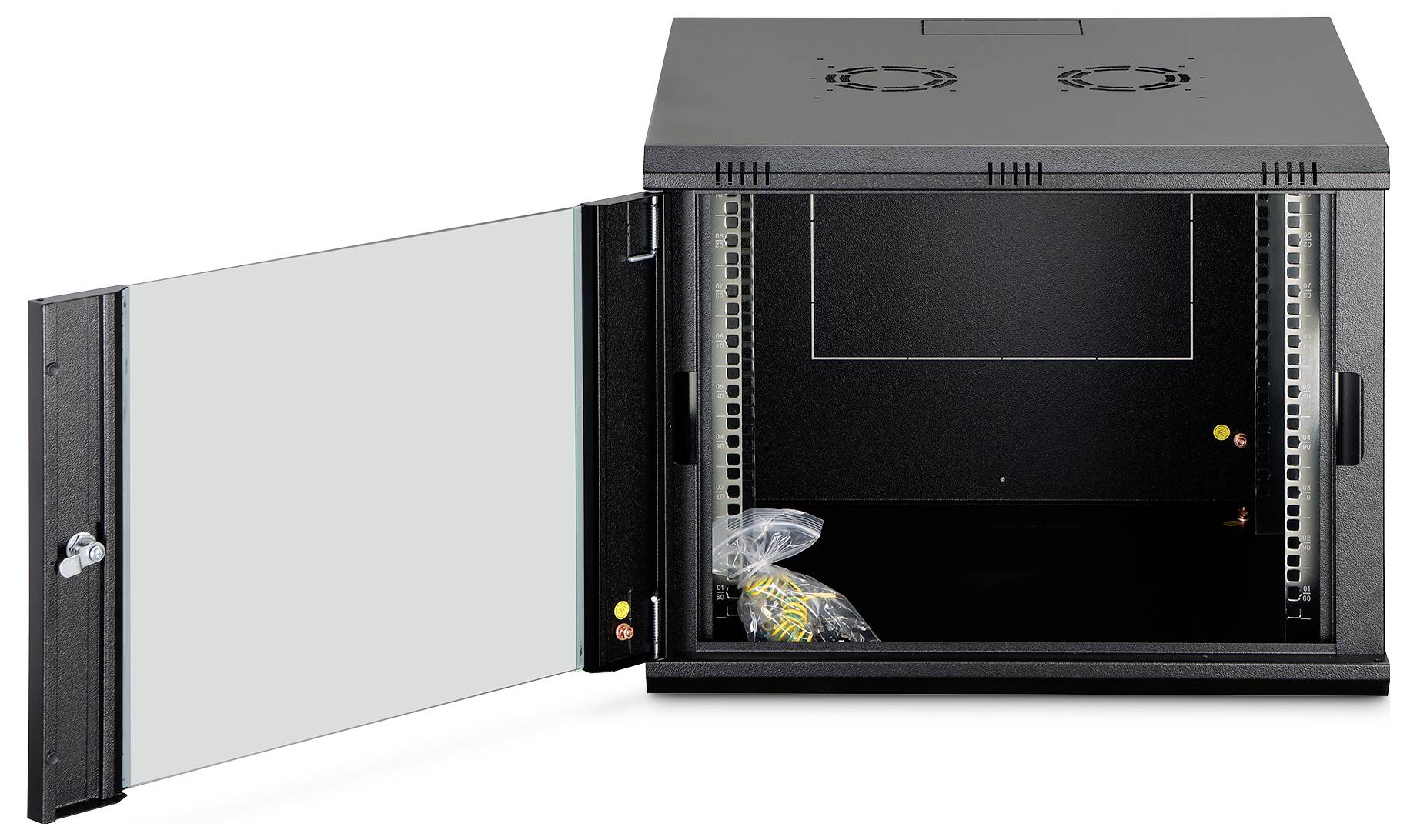 Ein offenes schwarzes Serverregal mit einer Glastür, das den leeren Innenraum zeigt und eine Plastiktüte mit Schrauben oder Zubehör im Inneren enthält.