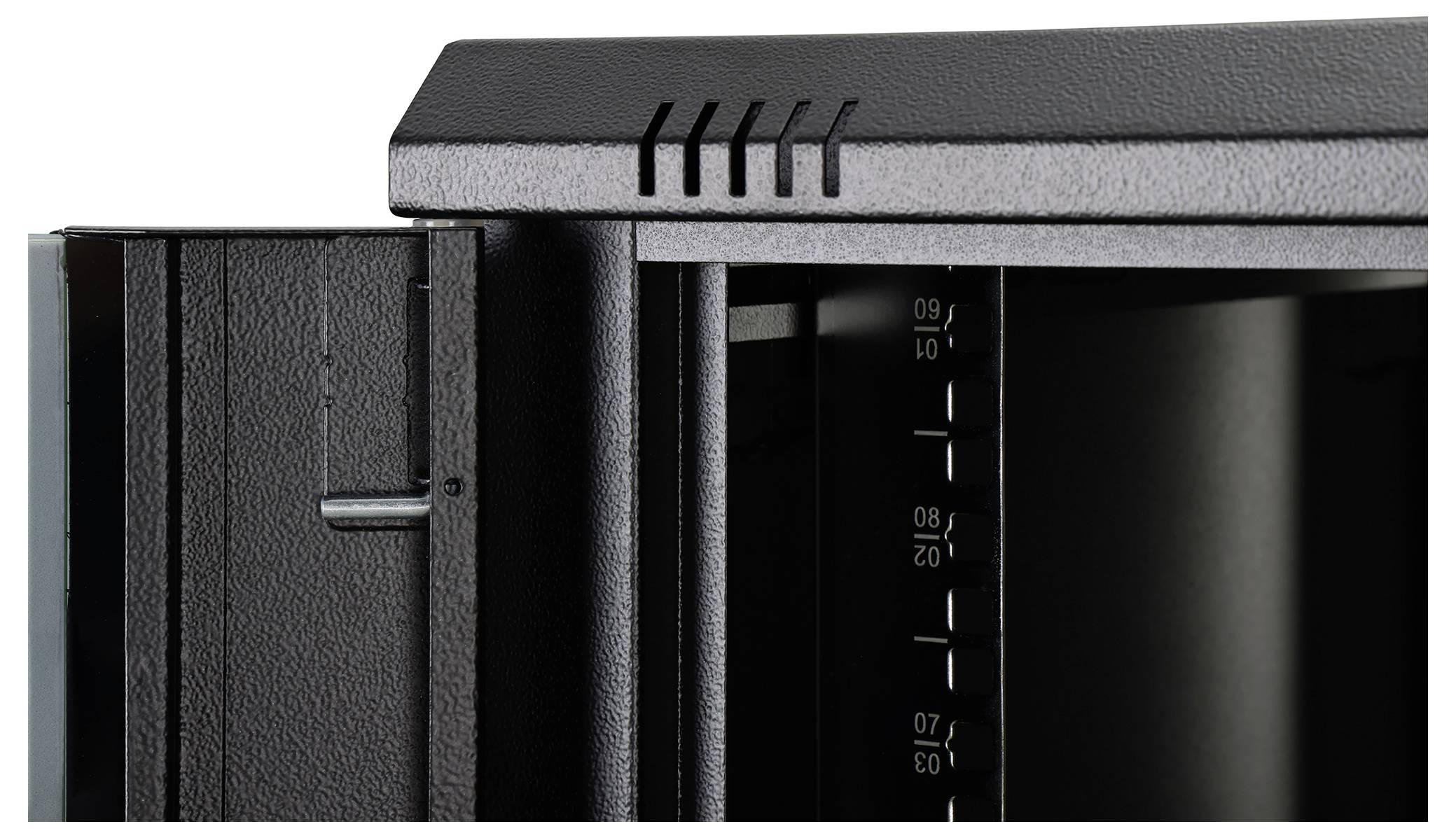 Ein teilweise offener schwarzer Metallschrank mit sichtbaren Scharnieren und Lüftungsschlitzen am oberen Rand.