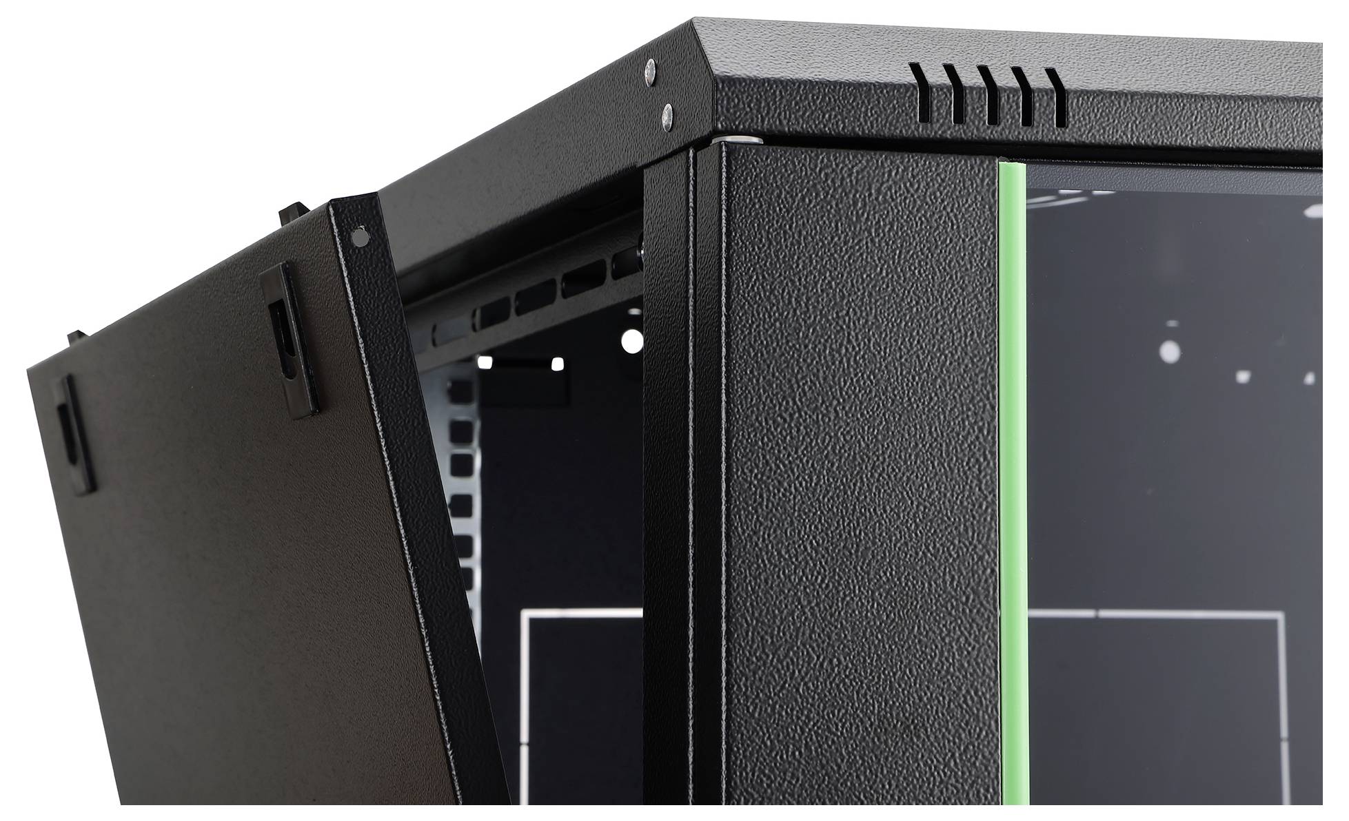 Eine Nahaufnahme eines schwarzen Serverracks mit einer teilweise geöffneten Seitenklappe, die Inneneinschübe freilegt. Grünes Licht akzentuiert die Eckkante.