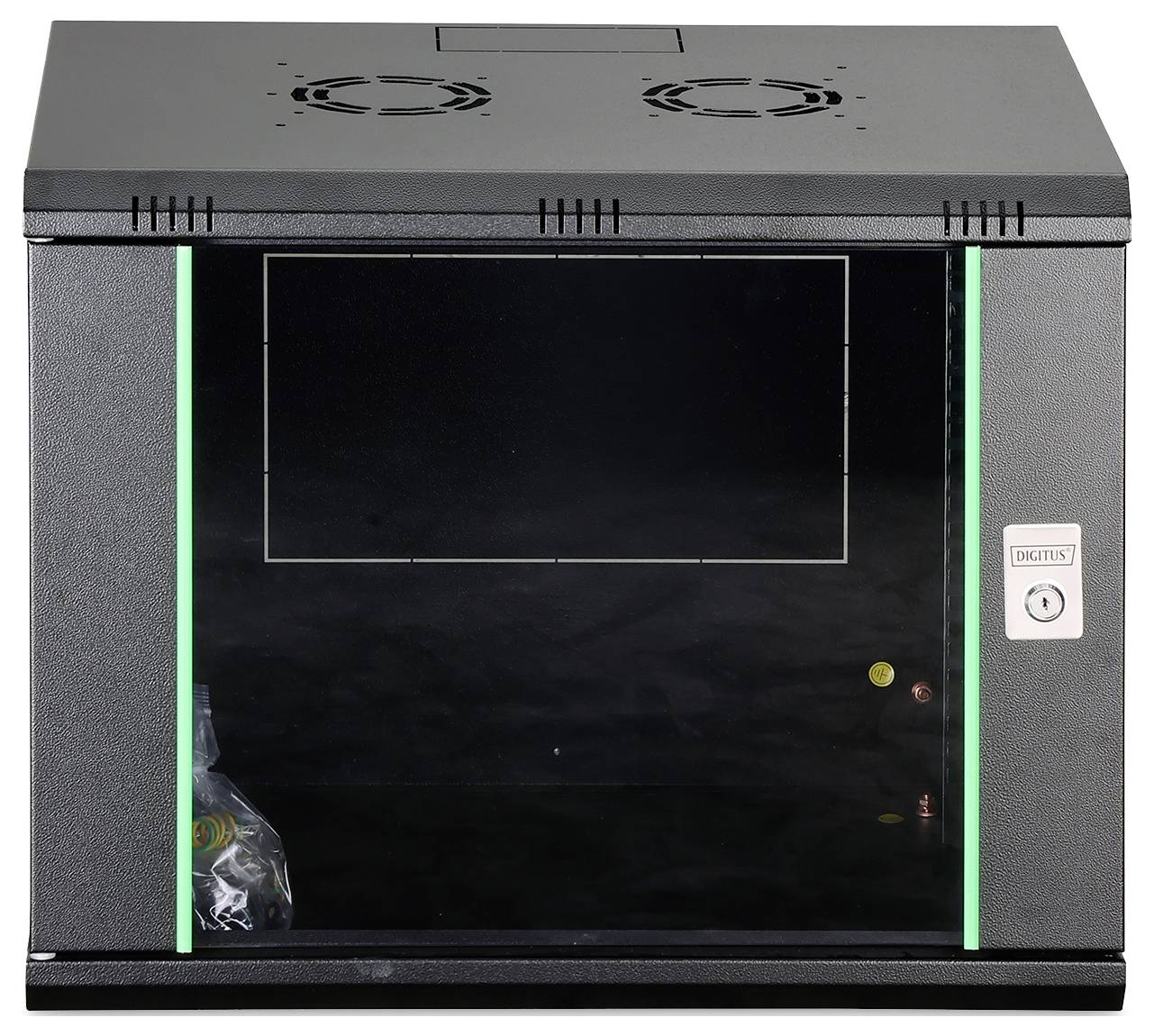 Ein kleiner schwarzer Serverrack mit einer Glastür, Lüftern auf der Oberseite und einem Schloss auf der rechten Seite. Die Innenkomponenten sind teilweise sichtbar.