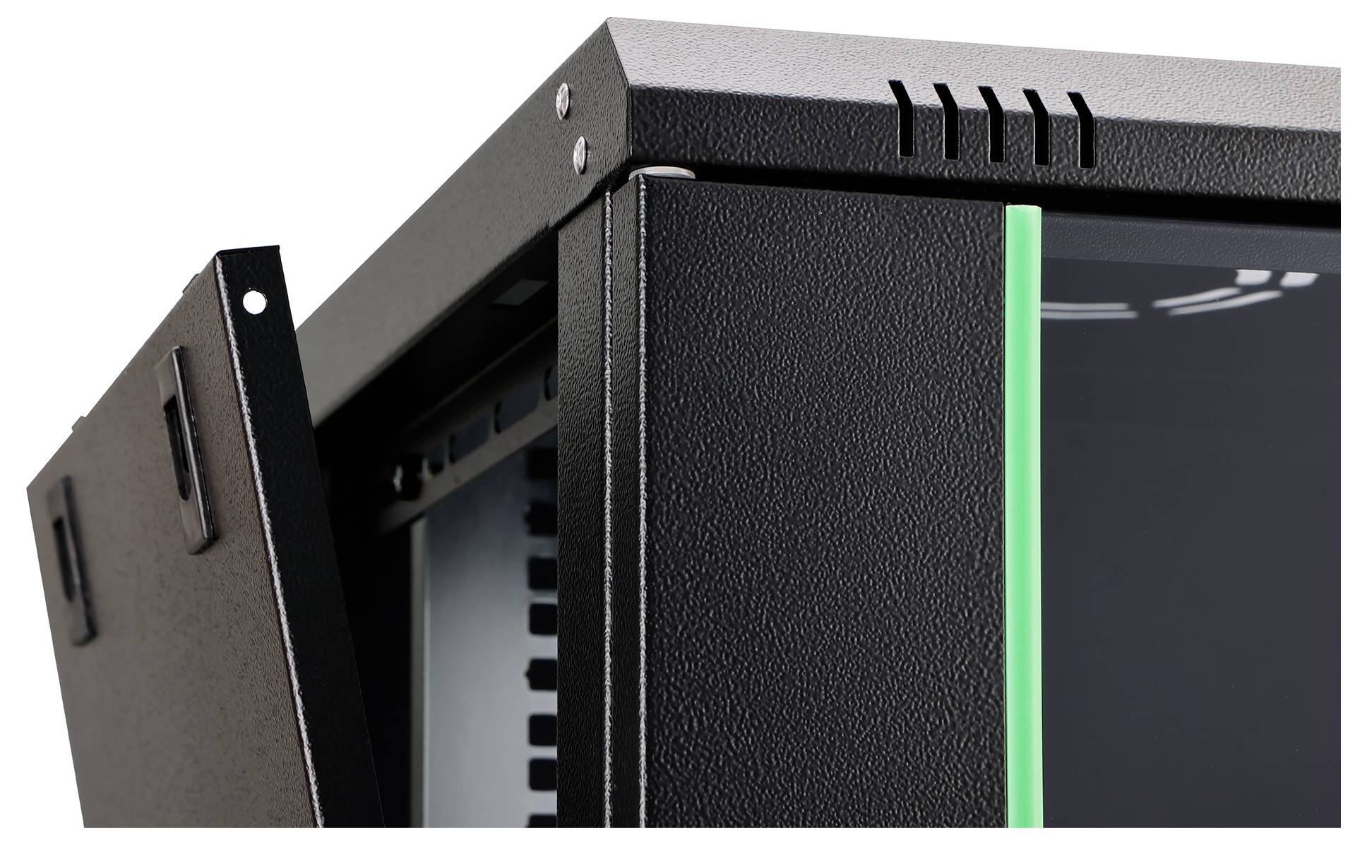 Nahaufnahme einer Ecke eines schwarzen Serverracks mit einer belüfteten Paneltür, die leicht geöffnet ist und die texturierte Oberfläche sowie einen grünen Lichtschein zeigt.