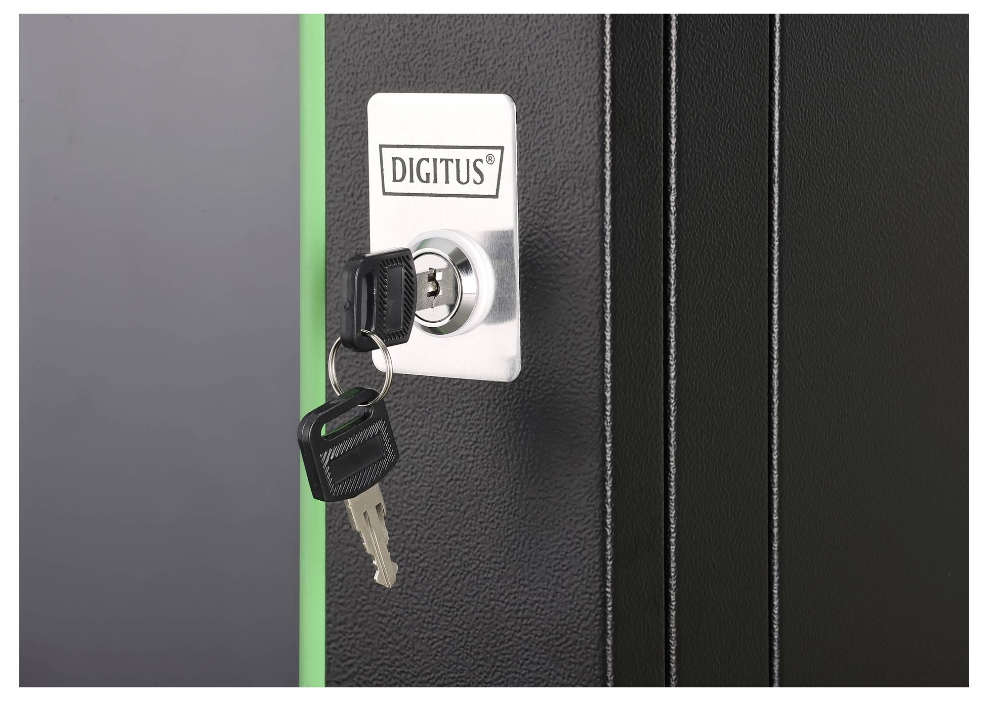 Ein Metallschloss an einer schwarzen Schranktür, mit zwei Schlüsseln an einem Schlüsselanhänger, mit dem Etikett 