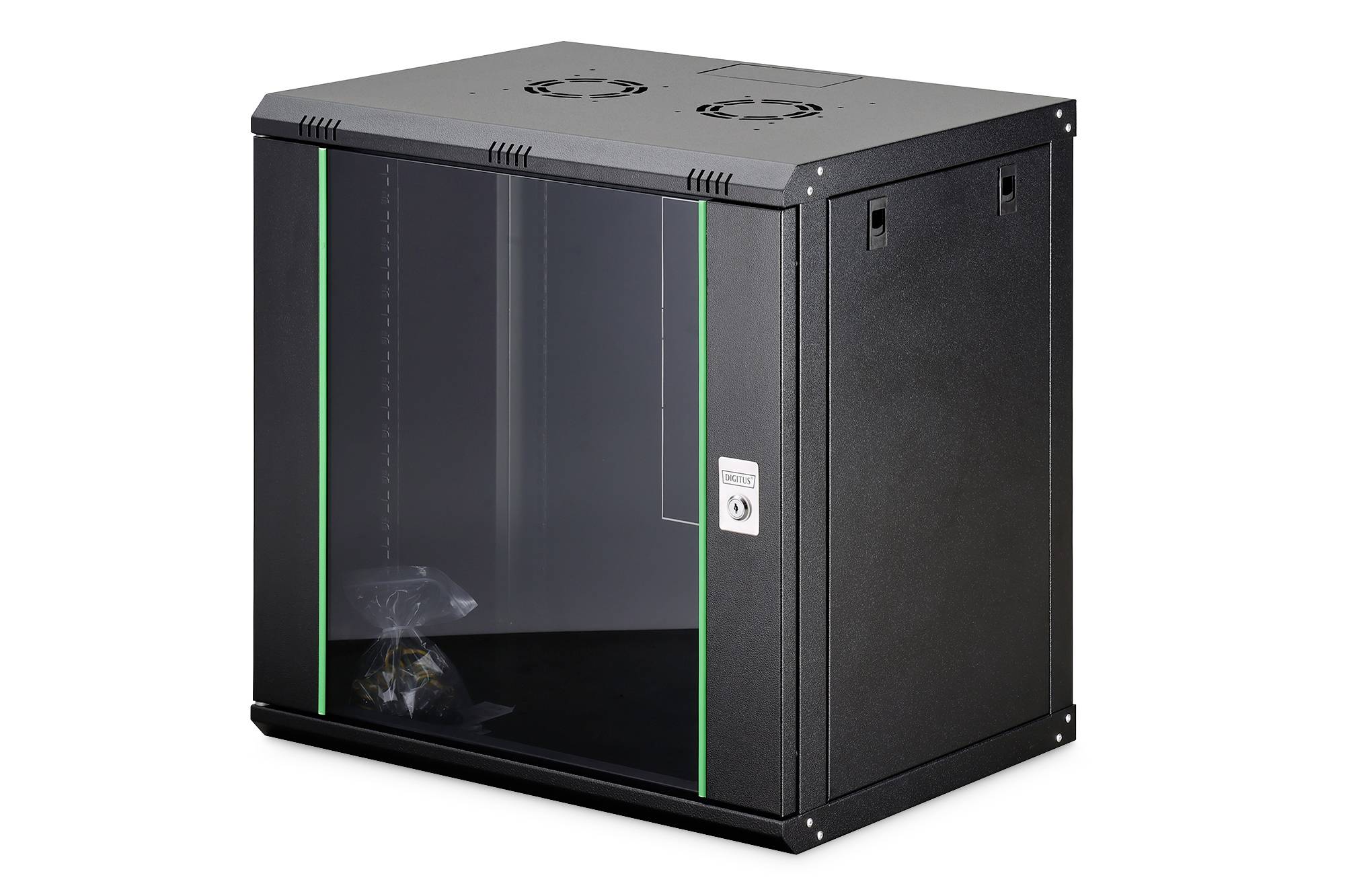 Kleines schwarzes Serverrack mit einer Glastür, das vertikale grüne Streifen aufweist und auf einem weißen Hintergrund positioniert ist.