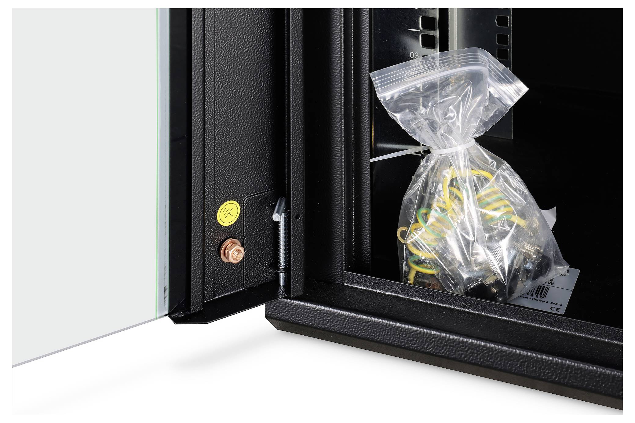 „Sack mit Schrauben und Verbindern in einem offenen schwarzen Schrank, der Innenverpackung und Lagerlösungen hervorhebt.