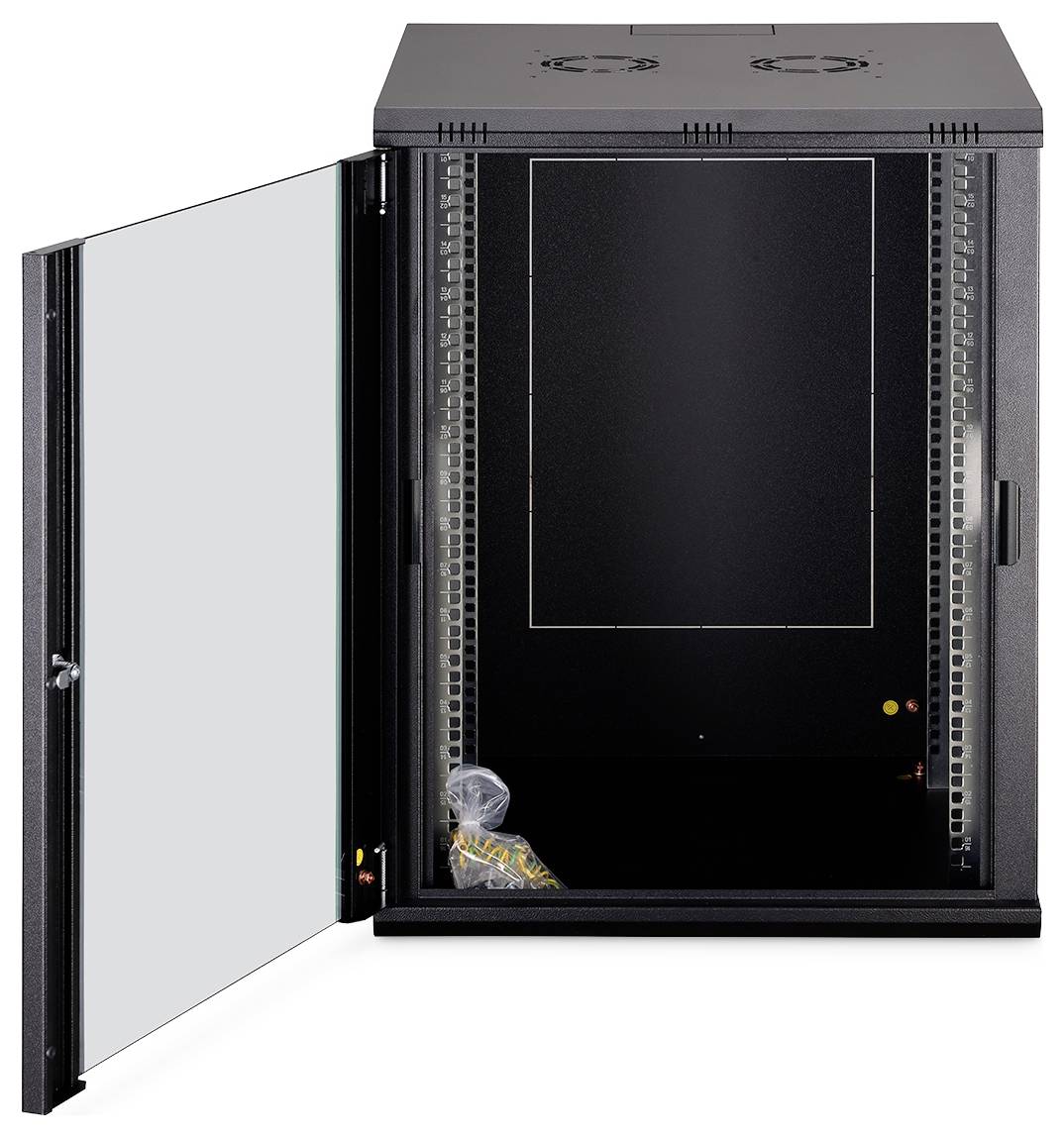 Ein schwarzes, wandmontiertes Serverrack mit einer offenen Glastür, das ein leeres Inneres zur Ausrüstungsinstallation bereit zeigt.