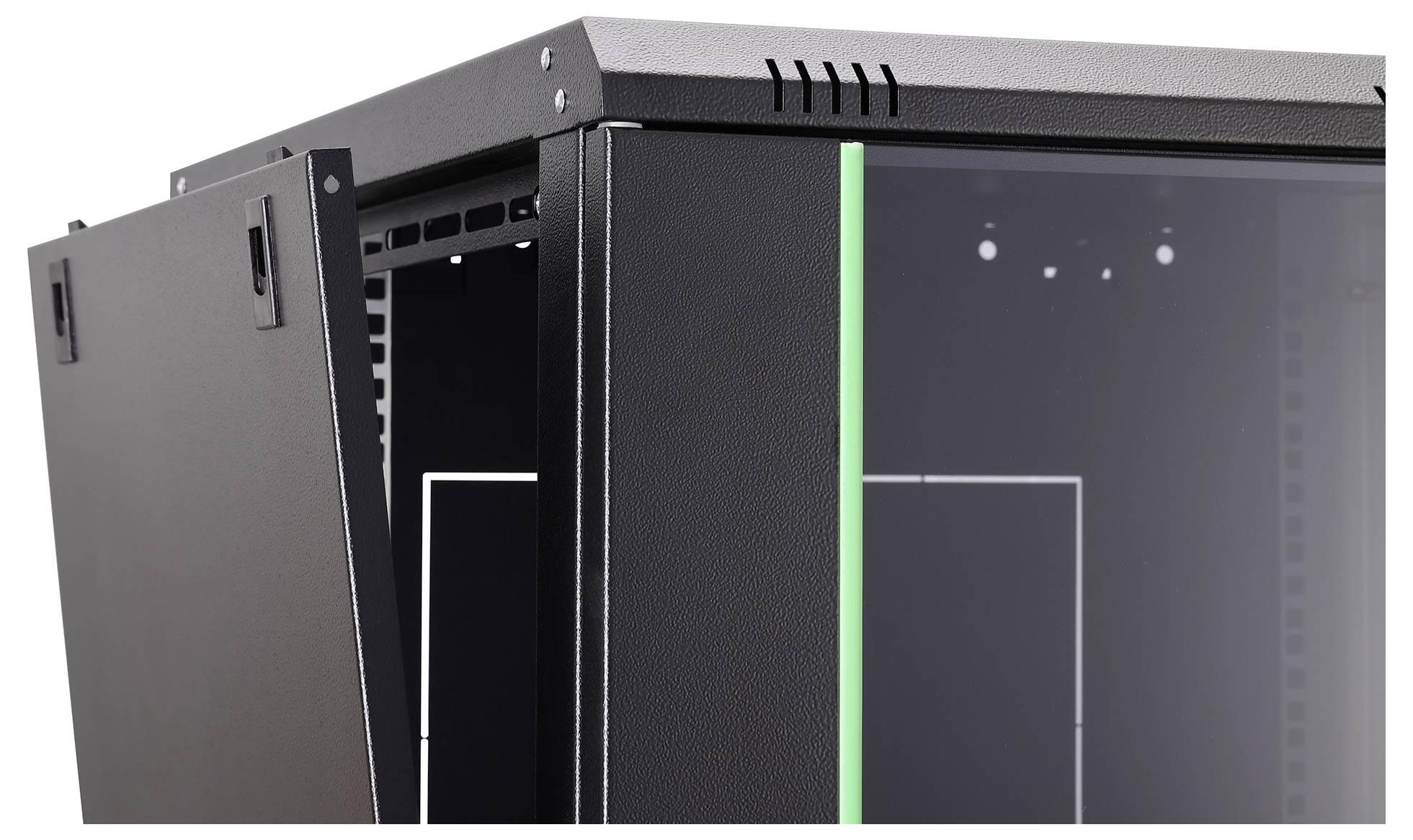 Das Bild zeigt eine Nahaufnahme eines geöffneten schwarzen Servergestells mit sichtbaren Lüftungsschlitzen und einer teilweise geschlossenen Glastür.