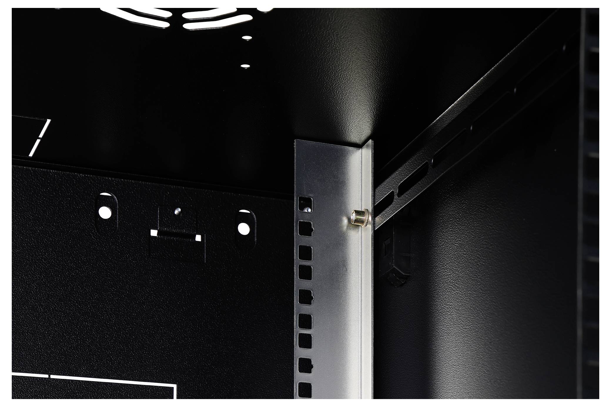 Eine Ecke eines schwarzen Serverracks zeigt einen Metallrahmen mit gelochten Schlitzen und Befestigungshardware und hebt dessen interne Struktur hervor.