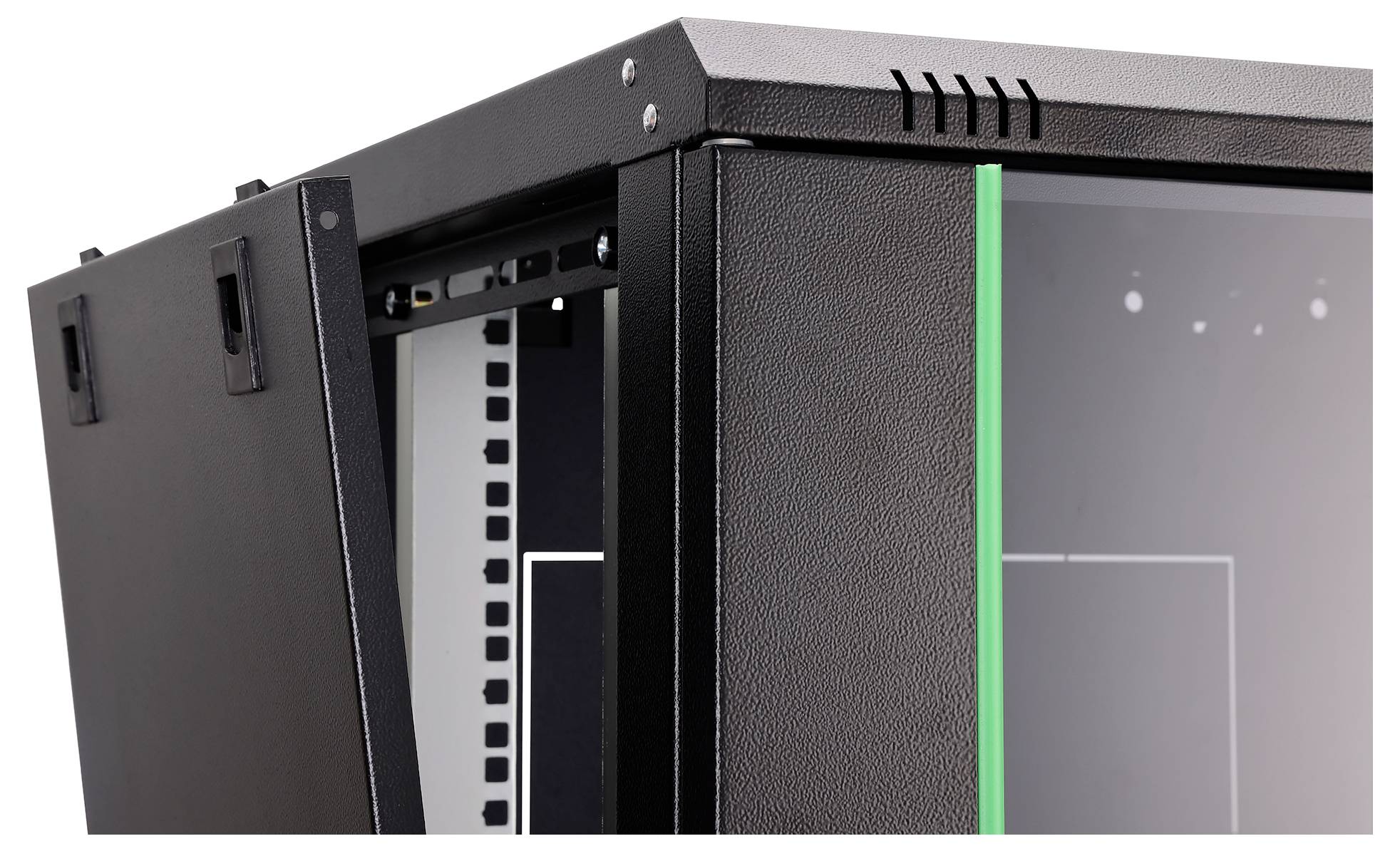 Ein schwarzer Serverrack-Schrank mit einer teilweise geöffneten Vordertür, mit einem grünen LED-Lichtstreifen entlang der Kante.