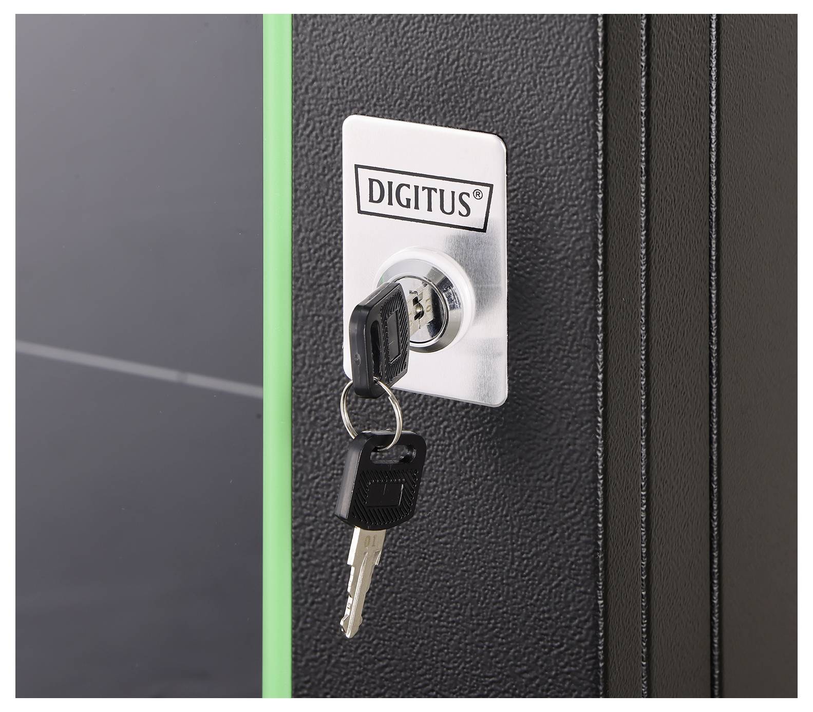 Eine Nahaufnahme eines Schlosses der Marke 'DIGITUS' mit einem Schlüssel, der in das Schloss gesteckt ist, an einem schwarzen und grünen Schrank oder einer Tür befestigt.