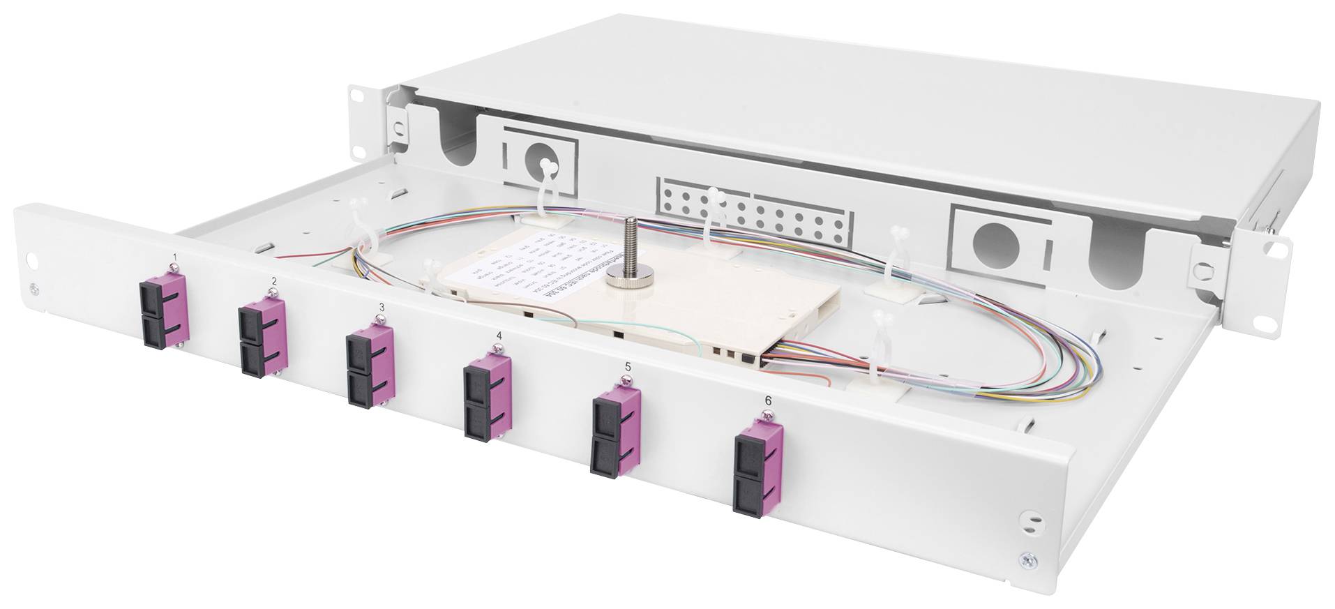 Ein weißes, offenes Rack-Gehäuse mit mehreren roten Netzwerkanschlüssen an der Vorderseite und farbigen Kabeln im Inneren.