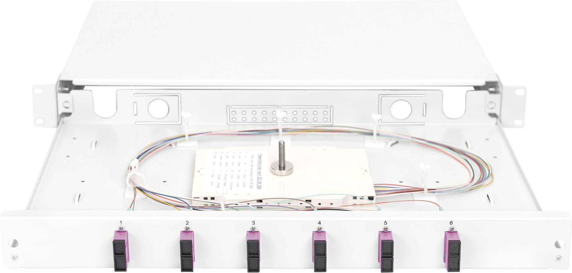 Ein offenes Rack-Gehäuse mit Kabeln und Steckmodulen, geeignet für die Verwaltung von optischen Verbindungen in Netzwerkinfrastrukturen.
