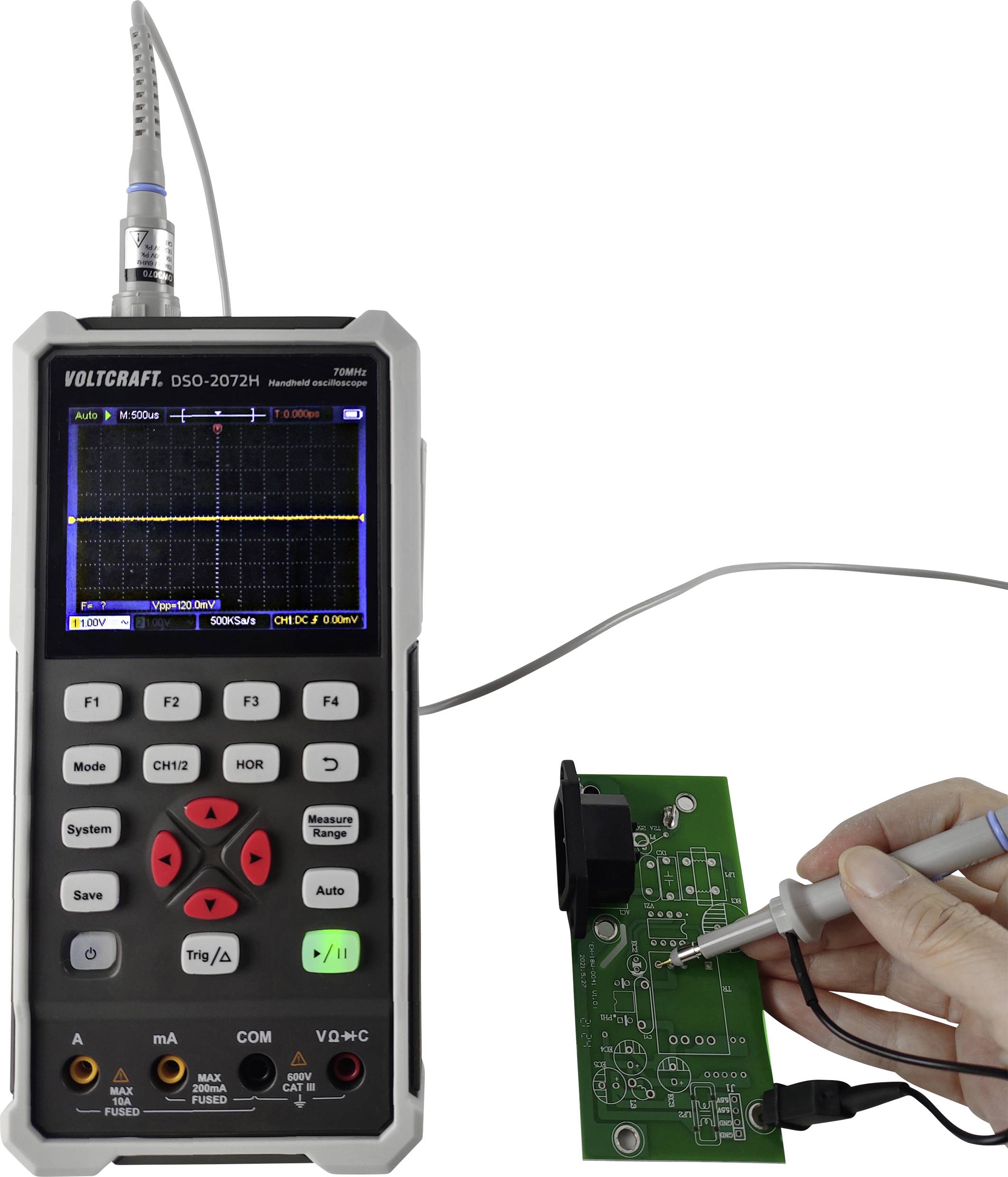 Ein Handoszilloskop misst ein elektronisches Signal auf einer Leiterplatte. Die Anzeige zeigt eine Sinuskurve und Menüoptionen.